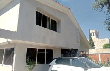 Casa de lujo en venta en Bosques de las Lomas | 618 m², 4 recámaras, jardín, terrazas y salón de usos múltiples